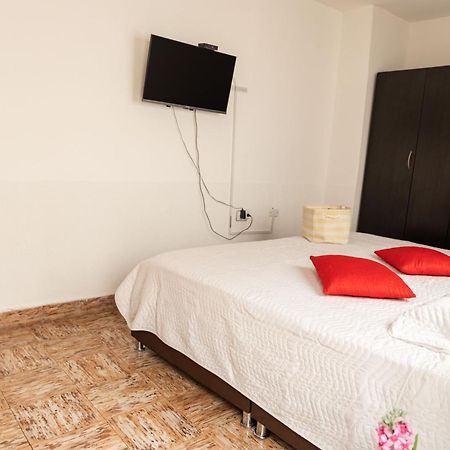 Komodo Alojamiento: Centro Histórico Hostal con Wi-Fi y Baño Privado Popayan Exterior photo