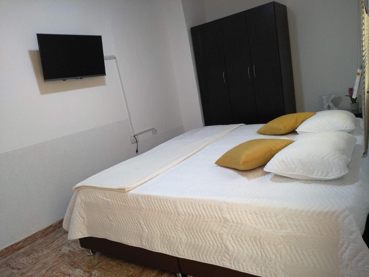Komodo Alojamiento: Centro Histórico Hostal con Wi-Fi y Baño Privado Popayan Exterior photo