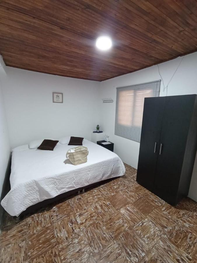 Komodo Alojamiento: Centro Histórico Hostal con Wi-Fi y Baño Privado Popayan Exterior photo