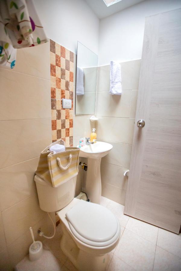 Komodo Alojamiento: Centro Histórico Hostal con Wi-Fi y Baño Privado Popayan Exterior photo