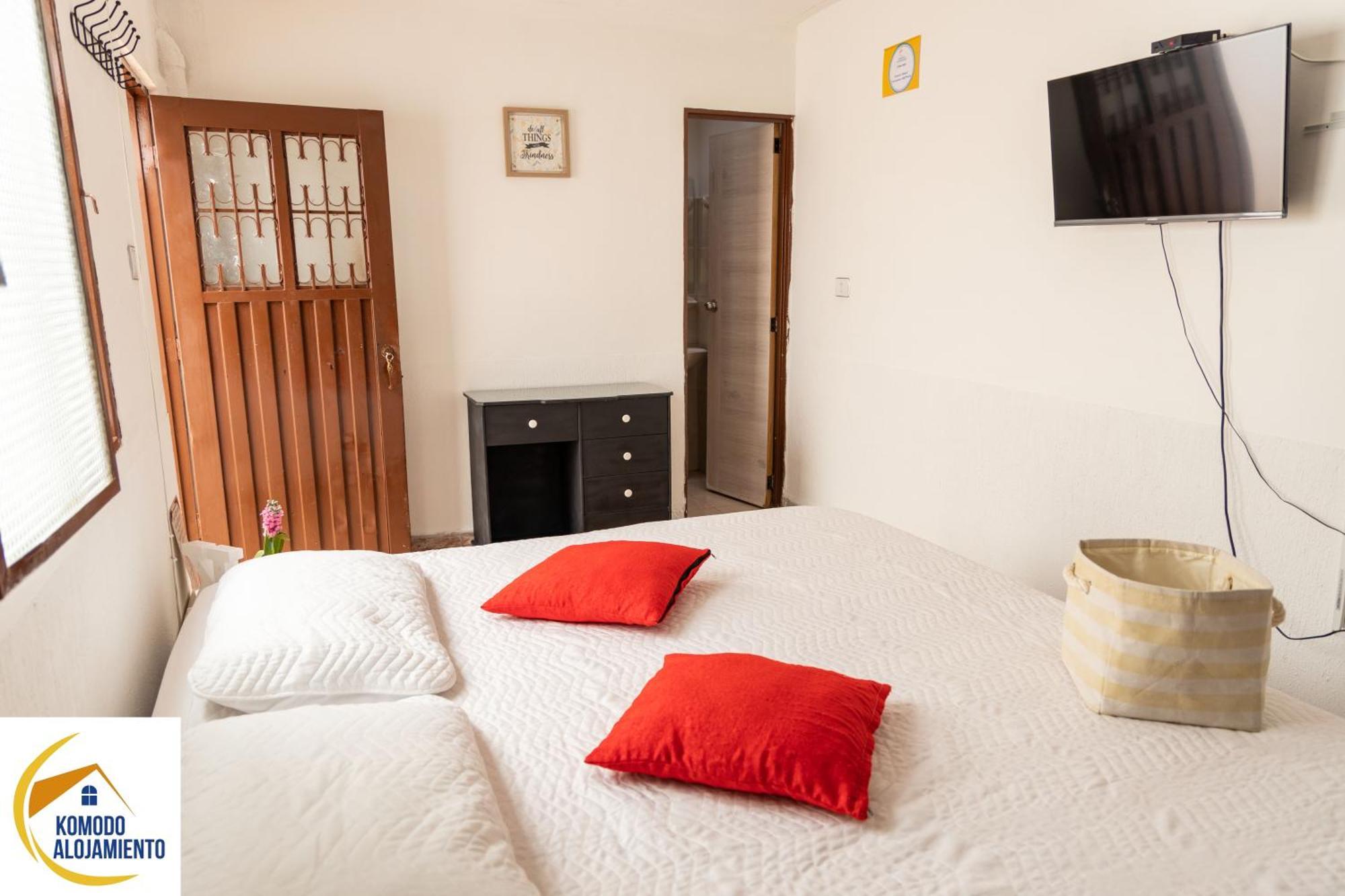 Komodo Alojamiento: Centro Histórico Hostal con Wi-Fi y Baño Privado Popayan Exterior photo